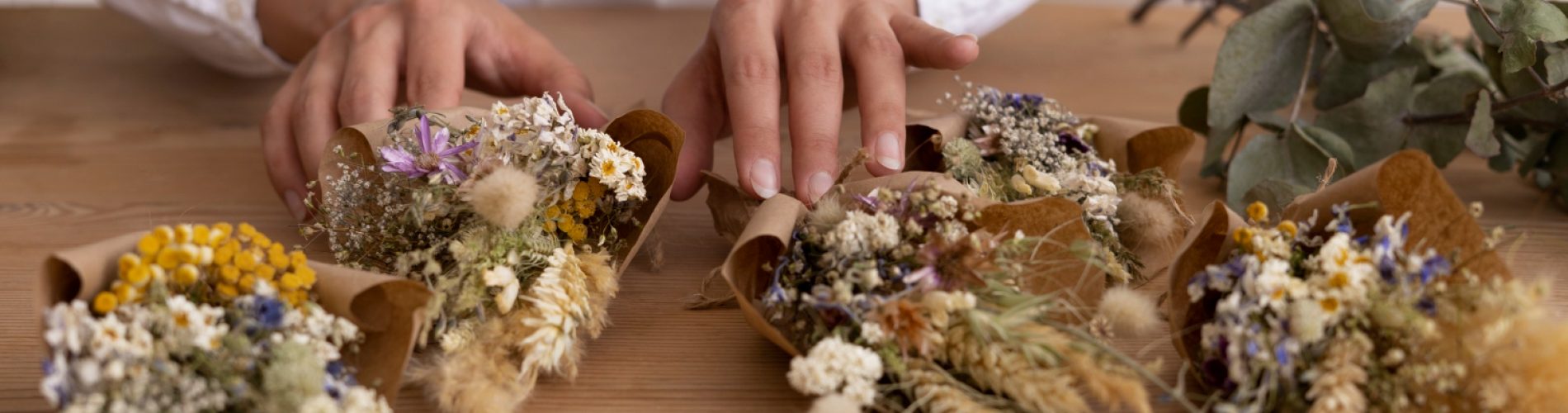 mujer-construyendo-su-propio-arreglo-flores-secas